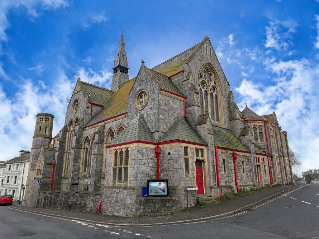 Lot: 14 - FORMER CHURCH - Corner shot of the property